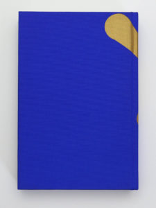 Verso de la couverture du volume Bévilard dans l'Histoire. Couverture rigide recouverte de toile bleu nuit avec une sérigraphie de couleur or.