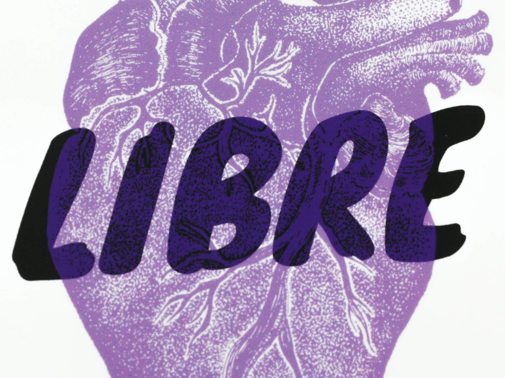 Close up sur une carte postale illustrée pour le podcast Je suis indépendant-e de Laetita Wider. Le mot LIBRE est en superposition avec le cœur emblème de Ludivine Cornaglia. Les couleurs sont noires et violettes sur papier blanc.
