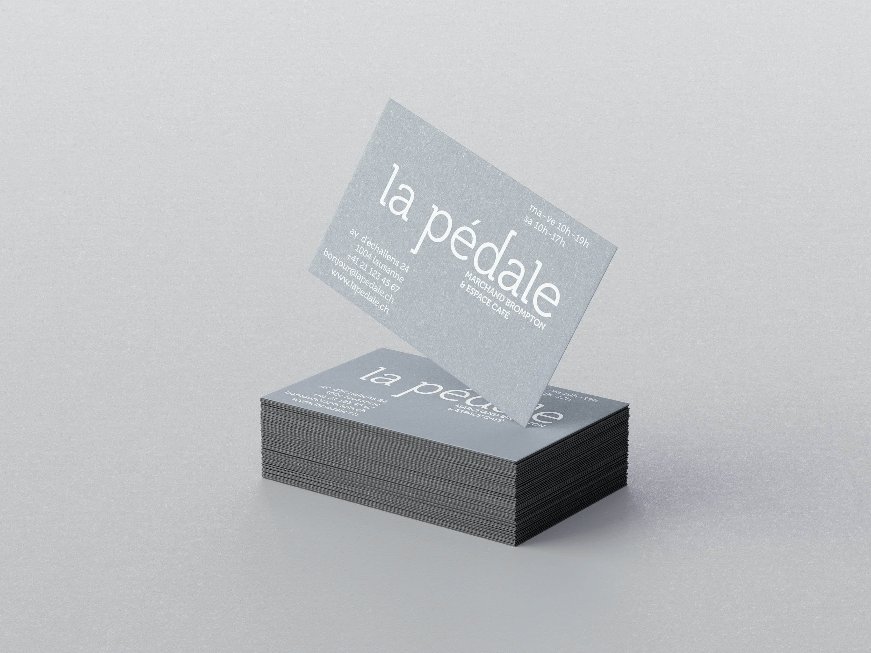 Cartes de visite de la Pédale, marchand de vélos Brompton à Lausanne. Identité visuelle avec logo et supports gris métallisé.