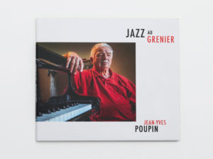 Recto de la couverture d'album Jazz au Grenier de Jean-Yves Poupin. Le portrait photographique de Poupin réalisé par Yves Meylan occupe le milieu de la couverture. Sur le dernier tiers, figure la composition typographique minimaliste du titre de l'album et du nom de l'artiste.