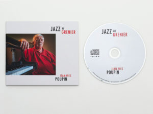 Couverture d'album de Jazz au Grenier de Jean-Yves Poupin avec CD. Composition graphique minimaliste. Couverture d'album avec une photographie de l'artiste. Rondelle du CD avec composition typographique minimaliste.