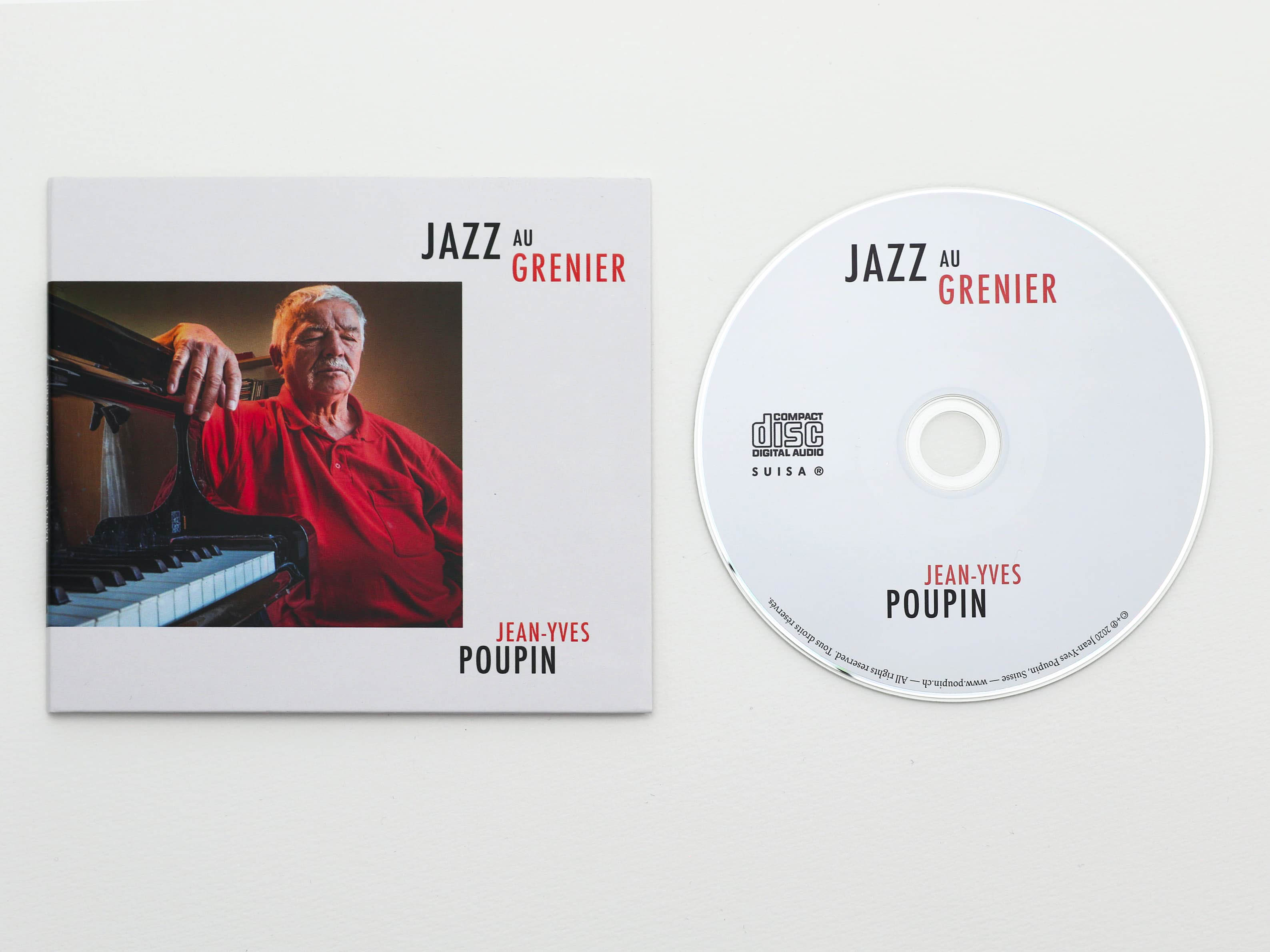Couverture d'album de Jazz au Grenier de Jean-Yves Poupin avec CD. Composition graphique minimaliste. Couverture d'album avec une photographie de l'artiste. Rondelle du CD avec composition typographique minimaliste.