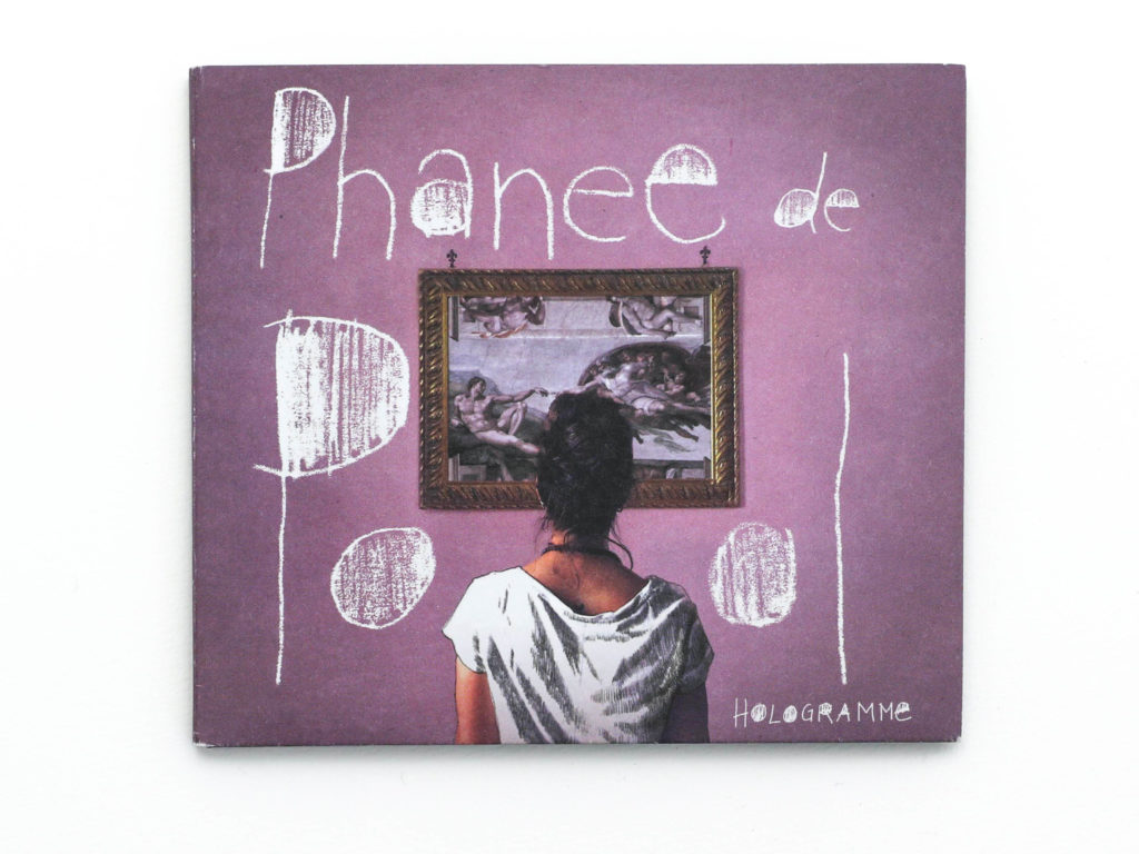 Pochette d'album de Hologramme de Phanee de Pool - Phanee de Pool tourne le dos et regarde un tableau de la Création d'Adam dans une chambre d'hôtel