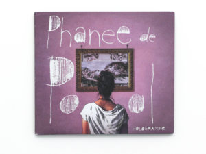 Pochette d'album de Hologramme de Phanee de Pool - Phanee de Pool tourne le dos et regarde un tableau de la Création d'Adam dans une chambre d'hôtel