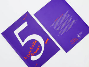 Brochure Prix Emilie Gourd — brochure commémorative, première et quatrième de couverture. La brochune est dans un Pantone violet avec un Pantone orange en couleur complémentaire. Un immense 5 (pour les 5 ans du Prix) figure au milieu de la page de couverture de la brochure. Sur le verso de la couverture, un bref résumé est écrit et les logos de la Fondation Emilie Gourd et de la Répipublique et Canton de Genève figurent.