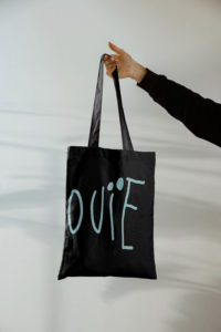 Tote bag pour Inouïe, agence pour artistes, avec le logo décliné sur les deux faces du sac de toile